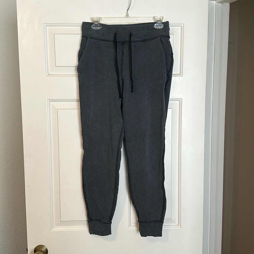 Lululemon women’s joggers - size 6, black